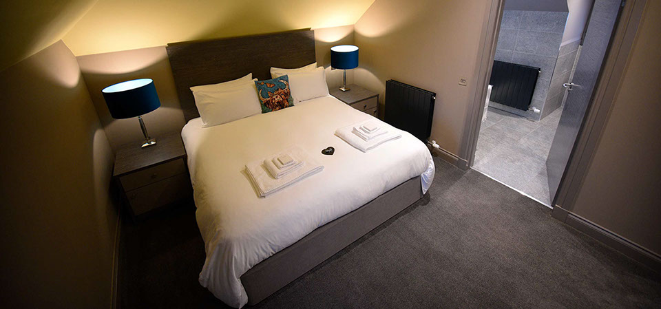 Enjoy stunning spacious Super King Size Double Bedrooms with En Suite abthrooms at Taransay House in Portree