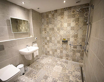 Taransay House Luxury Bed and Breakfast in Portree contains spacious modern bathrooms