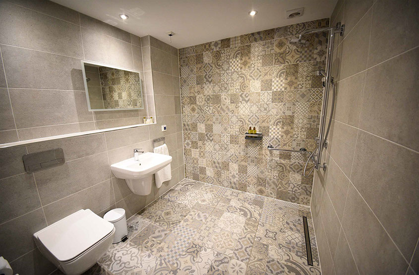 Taransay House Luxury Bed and Breakfast in Portree contains spacious modern bathrooms